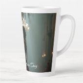 Romance in de Roos Hall voor Valentijnsdag Latte Mok (Rechts)