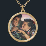 Romance, middelbare school Sweethearts in Love Goud Vergulden Ketting<br><div class="desc">illustratie: liefde en romance afbeelding met jonge gelukkige tieners die hun altijd blijvende liefde beloven met een beloftevolle ring terwijl ze luisteren naar muziek van hun platenspeler. Cute en romantisch verloving. De jongen legt een diamanten verloving ring op haar vinger.</div>