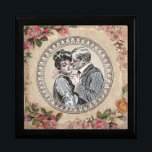 Romance paar: Antiek Rozen Girly Love Cadeaudoosje<br><div class="desc">Leg de tedere charme van een vervlogen tijdperk vast met dit prachtige Romance Couple-ontwerp. Een prachtig weergegeven antiek illustratie van een liefdevol stel, dat doet denken aan het Gibson Girl-tijdperk, wordt centraal omlijst door een elegante, rand. Weelderige, romantische rozen en delicate bloemensprays in de kleuren roze en rood bloeien rond...</div>