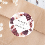 Romance Waterverf Floral Wedding Ronde Sticker<br><div class="desc">Deze bruiloft sticker is voorzien van een waterverf bloem van dahlias, tuinachtige rozen en pony's in een rode, maroon, een wazige roze over de valbladeren met een ruitvormig lijst. Voor meer geavanceerde aanpassing van dit ontwerp, te klikken gelieve de BUTTON van het TOOL VAN HET ONTWERP BLAUW. Overeenkomende objecten zijn...</div>