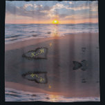 Romance Zonnebakkermonogram showgordijn Douchegordijn<br><div class="desc">Breng je strandhuwelijksreis mee naar huis. Je paar initialen zitten in twee harten die in het natte zand van een avondzonnestrook op je tropische huwelijksreis of romantische weg getrokken worden. Een glorieuze zonsondergang vult de hemel met knuppels en blauwe plekken met witte, verfijnde wolken. Je zet je eigen initialen in...</div>