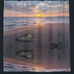 Romance Zonnebakkermonogram showgordijn Douchegordijn<br><div class="desc">Breng je strandhuwelijksreis mee naar huis. Je paar initialen zitten in twee harten die in het natte zand van een avondzonnestrook op je tropische huwelijksreis of romantische weg getrokken worden. Een glorieuze zonsondergang vult de hemel met knuppels en blauwe plekken met witte, verfijnde wolken. Je zet je eigen initialen in...</div>