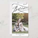 Romantic Believe kerstfoto Nieuwsbrief Feestdagenkaart<br><div class="desc">Deze romanticus gelooft dat de nieuwsbrief van de kerstfotofamilie de perfecte feestelijke groet is. Het moderne klassieke ontwerp is uitgerust met fancy draden en grillen met prachtige, elegante, handgeschreven typografie. Pas de voorzijde van de kaart aan met een foto, uw familienaam en het jaar. Neem een extra foto en een...</div>