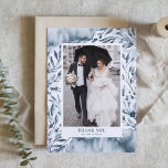 Romantic Blue Waterverf Foliage Wedding Bedankkaart<br><div class="desc">Romantic Blue Waterverf Foliage Wedding Bedankt voor je Kaart | bedankt naar familie en vrienden sturen voor je deelname aan je bruiloft met deze aanpasbare foto, dank je kaart. Het bevat witte blauwe waterverf illustraties van bladeren en bloemen. Deze waterverf bedankt je kaart is perfect voor elk trouwthema en elk...</div>