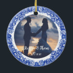Romantic Blue & White Willow Foto Birds Wedding Keramisch Ornament<br><div class="desc">Geïnspireerd door het klassieke, romantische verhaal van liefdesvogels op Blue Willow pottery, staat deze foto in scherp, tijdloos blauw en wit voor je foto, namen en datum aan de ene kant, en de gevirtualiseerde vliegende vogels aan de andere kant. Beide zijden hebben Blauwe Wille Chinoiserie grenzen. Deze versiering is gemakkelijk...</div>