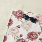 Romantic Blush & Burgundy Peony Floral Pattern Strandlaken (In situ)