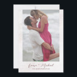 Romantic Blush Pink Cherry Blossom Foto Weduwschap Kaart<br><div class="desc">Een mooi ontwerp voor een lentevertrouwuitnodiging met een originele foto van roze kersbloesems en een unieke kalligrafie-lettertype aan de voorzijde die volumes romantische eenvoudige elegantie en zegeningen voor een nieuw begin spreekt, terwijl u op de achterkant van de kaart uw foto op een stoffige roze achtergrond kunt plaatsen of de...</div>