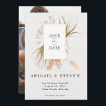 Romantic Bohemian w/Pampas Grass Foto Save The Date<br><div class="desc">Het ontwerp is voorzien van bloem uit de bloem met elegante en romantische pampasgras, een indrukwekkende toevoeging aan elk trouwthema. Pas gemakkelijk belangrijke informatie van keus op de voorzijde en uw foto op de rug van dit sparen de kaart van de Datum aan. Bekijk alstublieft onze overeenkomende producten die in...</div>