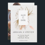 Romantic Bohemian w/Pampas Grass Foto Save The Date<br><div class="desc">Het ontwerp is voorzien van bloem uit de bloem met elegante en romantische pampasgras, een indrukwekkende toevoeging aan elk trouwthema. Pas gemakkelijk belangrijke informatie van keus op de voorzijde en uw foto op de rug van dit sparen de kaart van de Datum aan. Bekijk alstublieft onze overeenkomende producten die in...</div>