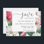 Romantic Boho Magnolia Floral Save the Date<br><div class="desc">Met elegante bijtende charme heeft deze mooie bruiloft, met uitzondering van het datumontwerp, kleurrijke magnolia blooms in rijke tinten roze, paars en wit met grote groene bladeren. Het lettertype dat in dit ontwerp wordt gebruikt, is modern en chic met een lager hoesje voor de bruid- en groomnamen. Pas de tekst...</div>