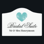Romantic brudal suite deurbord voor bruiloft deurbordjes<br><div class="desc">Romantic de heer en mevrouw douane bridal suite honeymoon door Sign. Druk uw eigen acrylwandplak af, geniet van een welkomstbord en een kantoor-deurnaam borden. turquoise blauw hart liefdessymbool logo. Persoonlijke signage voor suite, hotelkamer, thuis, kleuterschool, baby- en kleuterkamer, kamer van het kind, kleedkamers, enz. Maak uw eigen persoonlijke signage voor...</div>