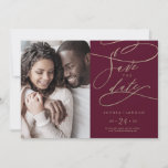 Romantic Burgundy Calligrafie Foto Save The Date<br><div class="desc">Deze romantische foto van de bogundy-kalligrafie is perfect voor een eenvoudige bruiloft. Het moderne klassieke ontwerp is voorzien van fancy draden en grillen met prachtige elegante handgeschreven faux champagne Gold folie-typografie.</div>