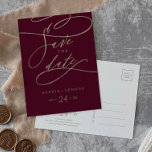 Romantic Burgundy Calligrafie Save the Date Uitnodiging Briefkaart<br><div class="desc">Deze romantische bogundkalligrafie is het briefkaart van de datumaankondiging perfect voor een eenvoudige bruiloft. Het moderne klassieke ontwerp is voorzien van fancy draden en grillen met prachtige elegante handgeschreven faux champagne Gold folie-typografie.</div>