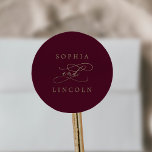 Romantic Burgundy Calligraphy Envelope Seals Ronde Sticker<br><div class="desc">Deze romantische bogundy kalligrafieszegels zijn perfect voor een eenvoudige bruiloft. Het moderne klassieke ontwerp is voorzien van fancy draden en grillen met prachtige elegante handgeschreven faux champagne Gold folie-typografie. Pas het etiket aan met de namen van de bruid en de bruidegom. Opmerking: dit ontwerp is niet voorzien van echte gouden...</div>