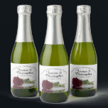 Romantic Burgundy Roos Weddenschap Dank je Mini Sparkling Wijnetiket<br><div class="desc">Deze prachtige miniatuur mousserende wijnflesetiketten zijn perfect als aanvulling op uw bruidszak, of gewoon voor het bedanken van gasten en familie. Het prachtige ontwerp is voorzien van een afbeelding van een enkele lange stam bordeaux, kastanjebruin of wijnrood gekleurd roos liggend op zijn kant reflecterend in een plas water. De tekst...</div>