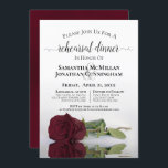 Romantic Burgundy Roos Wedding Rehearsal Dinner Kaart<br><div class="desc">Deze prachtige huwelijksrepetitie voor het diner bevat een elegant ontwerp met één enkele Bourgogne, maroon of rood roos dat in een zwembad met golven en rimpels reflecteert. Er zijn tijden en plaatsen voor zowel de repetitie als het diner, zodat zal uw bruidparty al informatie hebben die zij nodig hebben. De...</div>