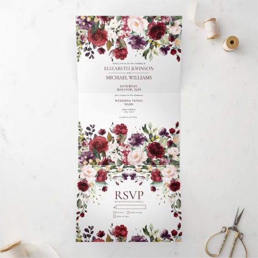 Romantic Burgundy Waterverf Floral Wedding Drieluik Uitnodiging (Binnen)