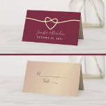 Romantic Burgundy Wedding Plaatskaartje<br><div class="desc">Elegant en eigentijds,  deze rode bordeauxrode trouwplaatskaart heeft een chique gouden touw hartaccent,  het toevoegen van een vleugje romance. Ontworpen met eenvoud in het achterhoofd,  biedt het voldoende ruimte voor gastennamen en tafelnummers,  waardoor het een perfecte mix van stijl en functionaliteit is voor uw speciale dag.</div>
