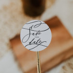 Romantic Calligraphy Wedding Save the Date Ronde Sticker<br><div class="desc">Deze romantische kalligrafie bruiloft,  behalve de date sticker,  is perfect voor een eenvoudige bruiloft. Het moderne klassieke ontwerp is uitgerust met fancy draden en grillen met prachtige,  elegante,  handgeschreven typografie.</div>