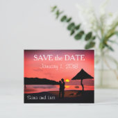 Romantic Couple on Beach bij ZSunset Save the Date Briefkaart (Staand voorkant)