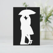 Romantic Couple onder paraplu uitnodigingen (Staand voorkant)