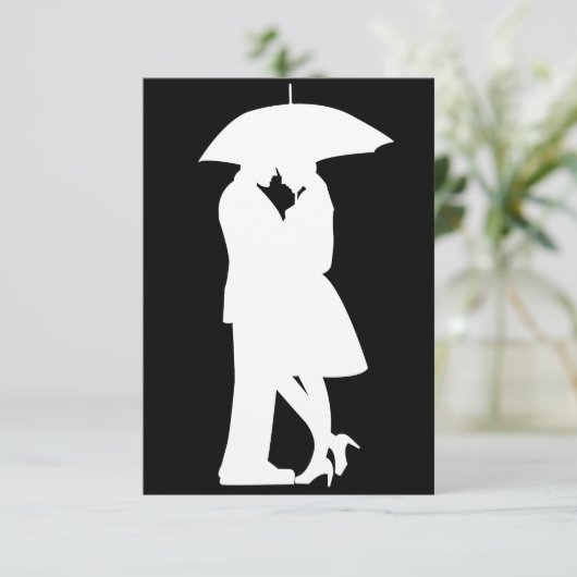 Romantic Couple onder paraplu uitnodigingen (Staand voorkant)