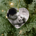 Romantic Couple  Retro Foto Elegant Love Keramisch Ornament<br><div class="desc">foto van een koppel die op een lofwaardige manier naar elkaar kijkt terwijl het man de wang van de vrouw afzuigt. Show van uw  stijl met een beetje romance. Dit ornament zou ook een geweldig bruiloft of verloving of Valentijnsdag cadeau zijn! Bekijk mijn winkel voor overeenkomende producten!</div>