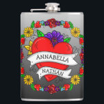 Romantic Couple's Gift | Kunst met Tattoo stijl Heupfles<br><div class="desc">Gepersonaliseerde Graffiti- of tattoo-stijl kunst met een cartoon hart en bloemen met persoonlijke partnernamen. Kute voor Valentijnsdag of een Jubileum of bruiloft cadeau.</div>