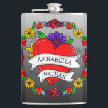 Romantic Couple's Gift | Kunst met Tattoo stijl Heupfles<br><div class="desc">Gepersonaliseerde Graffiti- of tattoo-stijl kunst met een cartoon hart en bloemen met persoonlijke partnernamen. Kute voor Valentijnsdag of een Jubileum of bruiloft cadeau.</div>