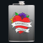 Romantic Couple's Gift | Kunst met Tattoo stijl Heupfles<br><div class="desc">Gepersonaliseerde Graffiti- of tattoo-stijl kunst met een cartoon hart en bloemen met persoonlijke partnernamen. Kute voor Valentijnsdag of een Jubileum of bruiloft cadeau.</div>