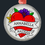 Romantic Couple's Gift | Kunst met Tattoo stijl Metalen Ornament<br><div class="desc">Graffiti- of tattoo-kunst met een hart van de cartoon en rozen en andere bloemen met een gepersonaliseerd paar.</div>