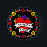 Romantic Couple's Gift | Kunst met Tattoo stijl Ronde Button 5,7 Cm<br><div class="desc">Graffiti of tattoo kunst met een hart van de cartoon en bloemen met de naam van een gepersonaliseerd paar.</div>