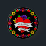 Romantic Couple's Gift | Kunst met Tattoo stijl Ronde Button 5,7 Cm<br><div class="desc">Graffiti of tattoo kunst met een hart van de cartoon en bloemen met de naam van een gepersonaliseerd paar.</div>
