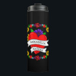 Romantic Couple's Gift | Kunst met Tattoo stijl Thermosbeker<br><div class="desc">Gepersonaliseerde Graffiti- of tattoo-stijl kunst met een cartoon hart en bloemen met persoonlijke partnernamen. Kute voor Valentijnsdag of een Jubileum of bruiloft cadeau.</div>