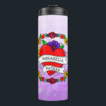 Romantic Couple's Gift | Kunst met Tattoo stijl Thermosbeker<br><div class="desc">Gepersonaliseerde Graffiti- of tattoo-stijl kunst met een cartoon hart en bloemen met persoonlijke partnernamen. Kute voor Valentijnsdag of een Jubileum of bruiloft cadeau.</div>