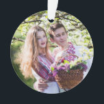 Romantic Couple's Ornament<br><div class="desc">Voeg uw favoriete afbeelding van u en uw man,  vrouw,  vriendin of vriendje toe in het aanpassingsgebied. Op de achterkant voeg je je namen en jaar toe. Kleuren zijn goud en groen met een schattige gouden boog en een groen hart.</div>