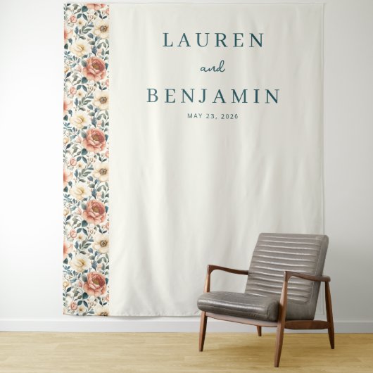 Romantic Cream Floral Wandkleed (In situ)