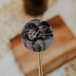 Romantic de Donkere Foto van de Calligrafie sparen Ronde Sticker<br><div class="desc">Deze romantische kalligrafie,  donkere foto,  met de date sticker,  is perfect voor een eenvoudige bruiloft. Het moderne klassieke ontwerp is uitgerust met fancy draden en grillen met prachtige,  elegante,  handgeschreven typografie. Pas de stickers aan met uw foto,  namen en trouwdatum.</div>