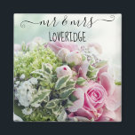 Romantic de heer en Mrs Pink Rose Floral Wedding Magneet<br><div class="desc">Romantic personaliseerde de heer en mevrouw magnet. Deze magnetrons kenmerkt de woorden "mr en mrs" in een elegant zwart handgeschreven script met krullende swashes, en een roze bloemroos bouquet achtergrond. U kunt het met uw achternaam personaliseren, en zelfs de de tekstkleur en doopvontstijl veranderen gebruikend de aanpassingsoptie. Ideaal voor een...</div>
