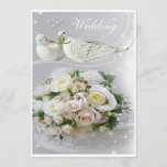 Romantic Doves, Sparkles & Rozen Weddenschap Kaart<br><div class="desc">Aangepaste grijze en witte trouwuitnodigingen met twee schattige romantische duiven die op elegante snaren van geprinte witte parels met een roos zitten. Hieronder zie je een mooie boeket van bleke gele en roze rozen en er zijn twee verweven harten boven en glamoureuze witte magische sproeten overal om hen heen. Deze...</div>