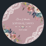 Romantic Dusty Blue Dusty Roos Flowers Weddenschap Ronde Sticker<br><div class="desc">Whimsical-design met een fijne,  stoffige blauw,  stoffige roos waterverf florale bouquets,  een florale verdeler,  lace corners,  op een stoffige roos achtergrond. Als sjabloon is het gemakkelijk om uw info,  veranderingsdoopvonten,  kleuren toe te voegen. Ga voor overeenkomende objecten naar mijn Collectie Dusty Roos Flowers.</div>