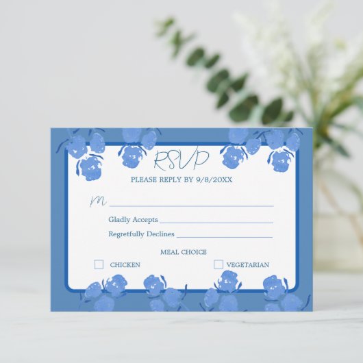 Romantic Dusty Blue Floral RSVP Response Kaart (Staand voorkant)