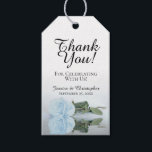 Romantic Dusty Blue Roos Weddenschap Bedankt Cadeaulabel<br><div class="desc">Deze trouwcadeaulabels zijn ontworpen om te worden gebruikt met gunsten of cadeaus voor familie, speciale gasten, of leden van uw bruidsfeestje. Het ontwerp is eenvoudig maar elegant met één enkel lang gesteenteerd lichtpoeder blauw of stoffig blauw roos dat in een pool van water met golven en rimpels reflecteert. De titel...</div>