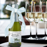 Romantic Dusty Blue Roos Weddenschap Sparkling Wijnetiket<br><div class="desc">Deze prachtige miniatuur mousserende wijnflesetiketten zijn perfect als aanvulling op uw bruidszak, of gewoon voor het bedanken van gasten en familie. Het prachtige ontwerp is voorzien van een afbeelding van een enkele lange stoom licht stoffig blauw gekleurd roos dat op zijn kant ligt en reflecteert in een plas water. De...</div>