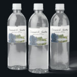 Romantic Dusty Steel Blue Roos Elegant Wedding Waterfles Etiket<br><div class="desc">Deze waterflesetiketten zullen uw huwelijksviering des te specialer maken. Ze hebben een eenvoudig maar elegant ontwerp met een enkel lang gestempeld stoffig staalblauw gekleurd roos gespiegeld of gereflecteerd in een plas water. Er is scriptbelettering voor de namen van het bruidspaar en een plek om de trouwdatum in te voeren.</div>