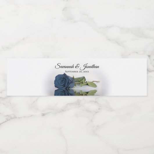 Romantic Dusty Steel Blue Roos Elegant Wedding Waterfles Etiket (Enkel label)