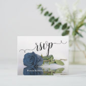 Romantic Dusty Steel Blue Roos Wedding RSVP Briefkaart (Staand voorkant)