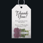Romantic Elegant Mauve Pink Rose Weddenschap Cadeaulabel<br><div class="desc">Deze trouwcadeaulabels zijn ontworpen om te worden gebruikt met gunsten of cadeaus voor familie, speciale gasten, of leden van uw bruidsfeestje. Het ontwerp is eenvoudig, maar elegant met één roos met lange steeltjes of roze, met roze roos dat in een pool van water met golven en rimpels reflecteert. De titel...</div>
