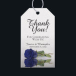 Romantic Elegant Navy Blue Roos Weddenschap Cadeaulabel<br><div class="desc">Deze trouwcadeaulabels zijn ontworpen om te worden gebruikt met gunsten of cadeaus voor familie, speciale gasten, of leden van uw bruidsfeestje. Het ontwerp is eenvoudig, maar elegant, met één enkel blauw roos met een lange vismaag die in een pool van water met golven en rimpels reflecteert. De titel luidt: Bedankt...</div>