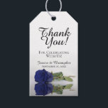 Romantic Elegant Navy Blue Roos Weddenschap Cadeaulabel<br><div class="desc">Deze trouwcadeaulabels zijn ontworpen om te worden gebruikt met gunsten of cadeaus voor familie, speciale gasten, of leden van uw bruidsfeestje. Het ontwerp is eenvoudig, maar elegant, met één enkel blauw roos met een lange vismaag die in een pool van water met golven en rimpels reflecteert. De titel luidt: Bedankt...</div>